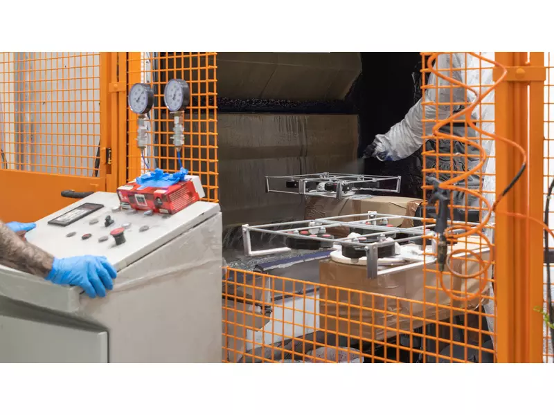 Produktion in Janovice: Lackiererei.webp