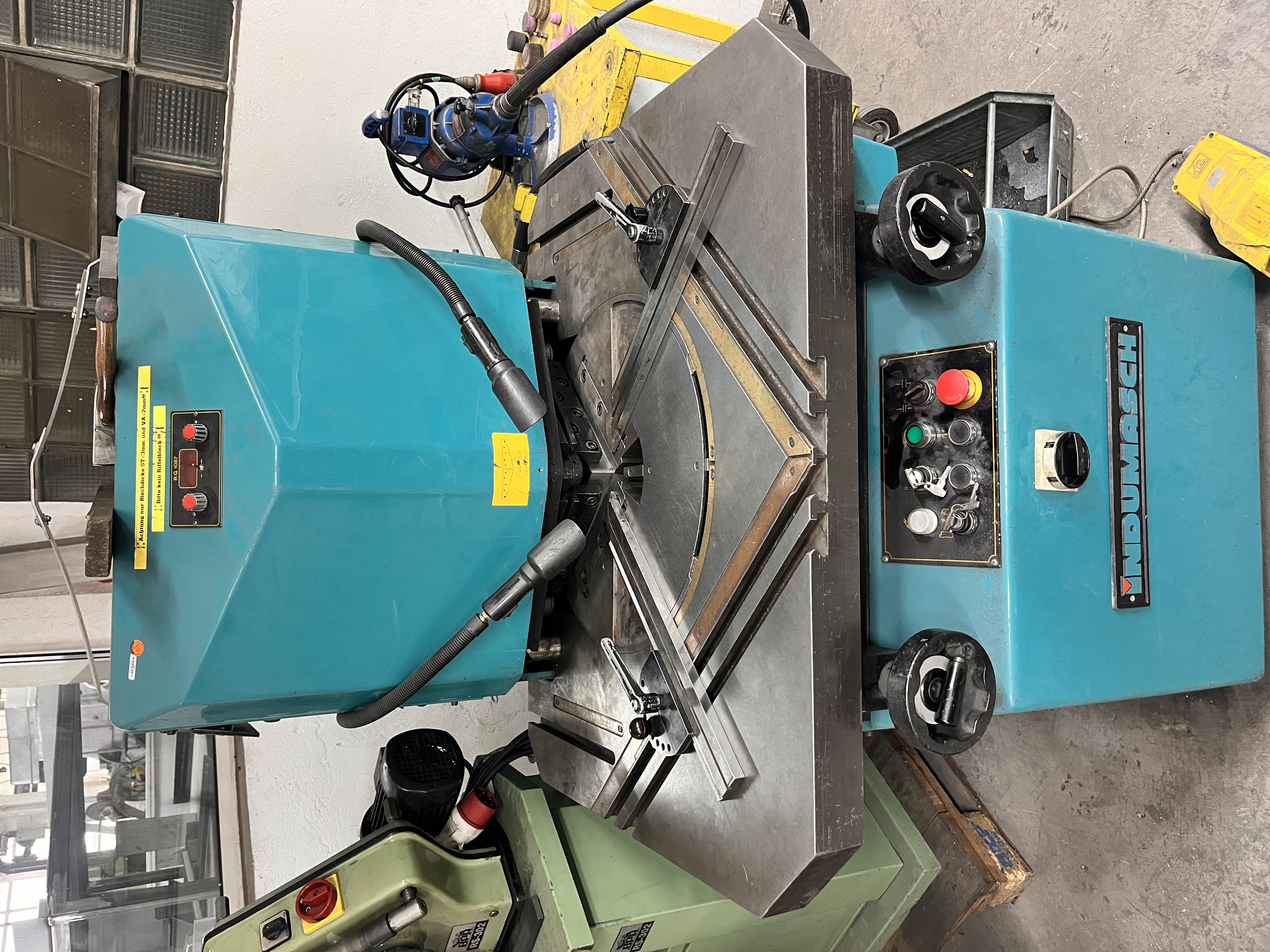 Hydraulische Ausklinkmaschine Model 204