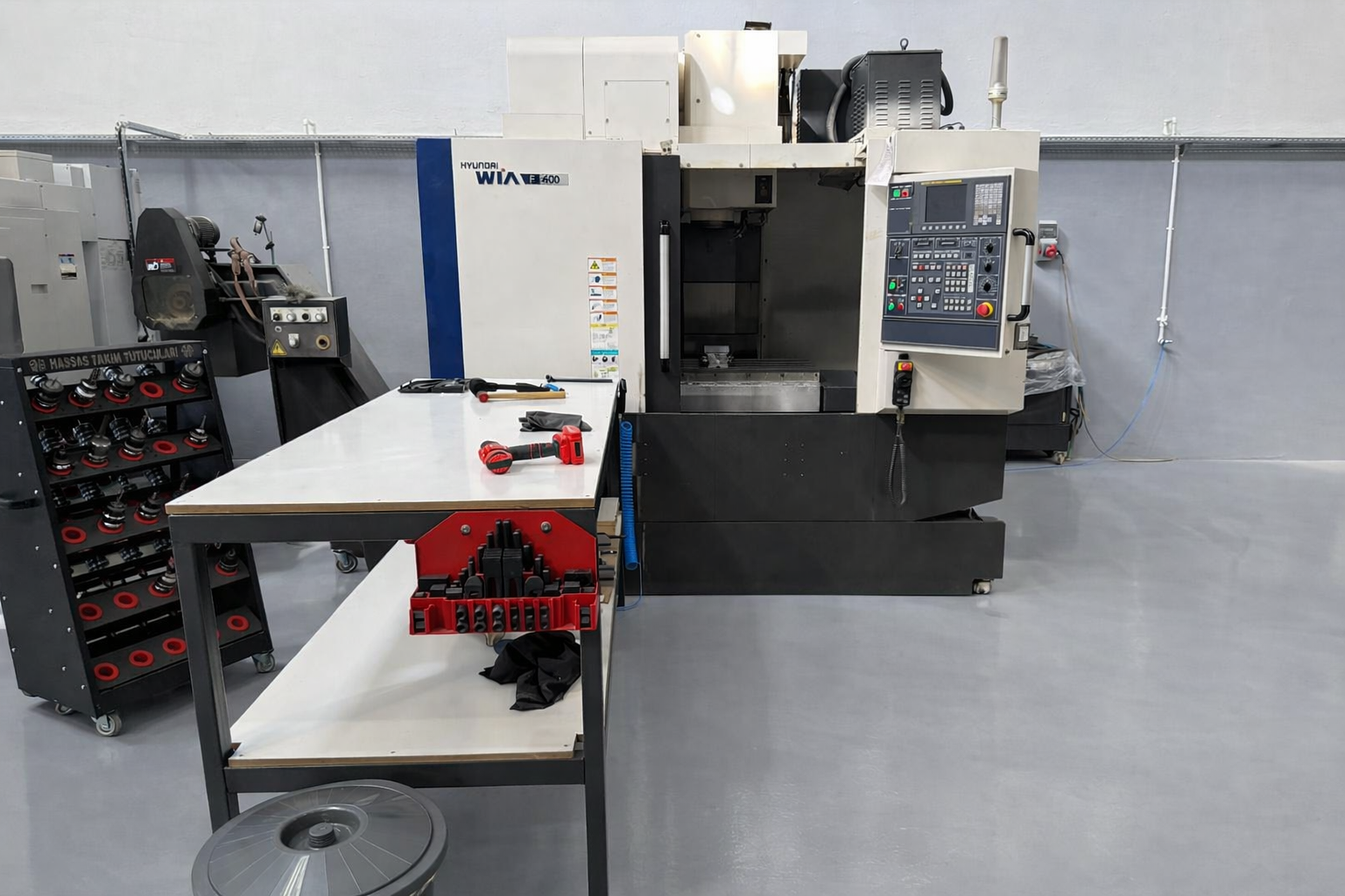 Hyundai WIA F400 - Vertical Machining Center