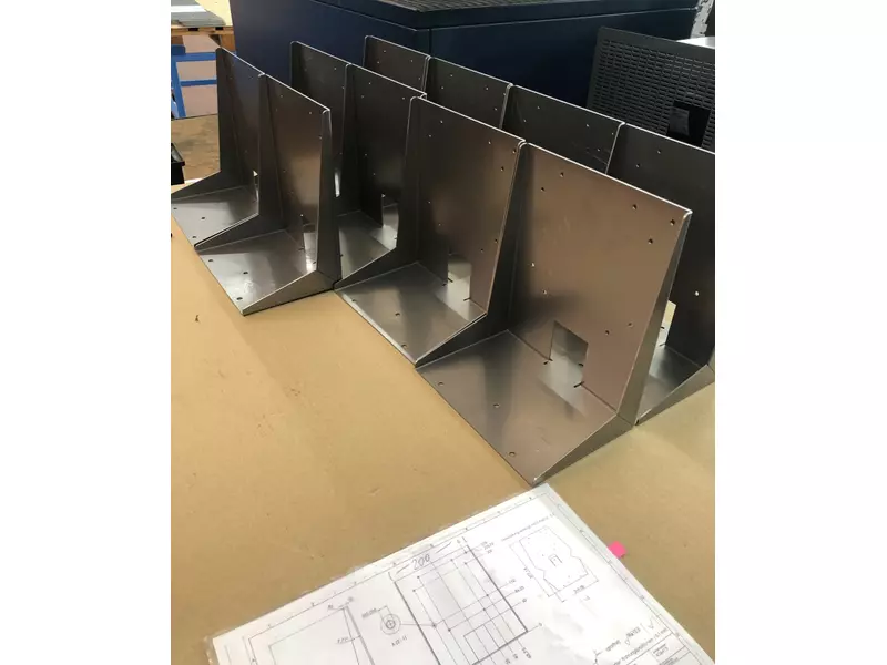 abgekantete Blechteile warten aufs Schweißen.webp